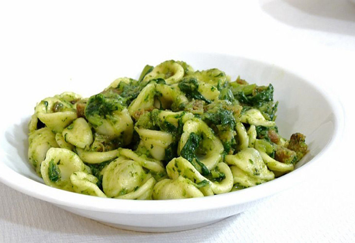 Orecchiette alle cime di rape, tipico piatto della cucina salentina.